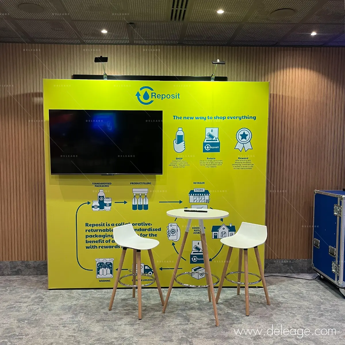 4-stand-modulaire-personnalise-reposit Corner d'exposition REPOSIT avec son mobilier de stand loué (mange-debout et tabourets).