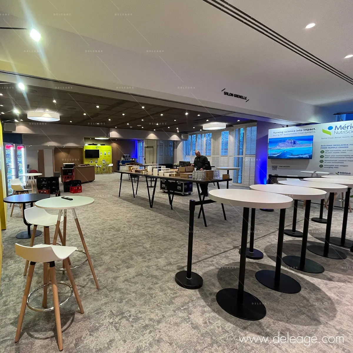 5-amenagement-corners-exhibition-newcap Vue globale de l'espace d'exposition aménagé avec plusieurs corners modulaires personnalisés au NEWCAP.