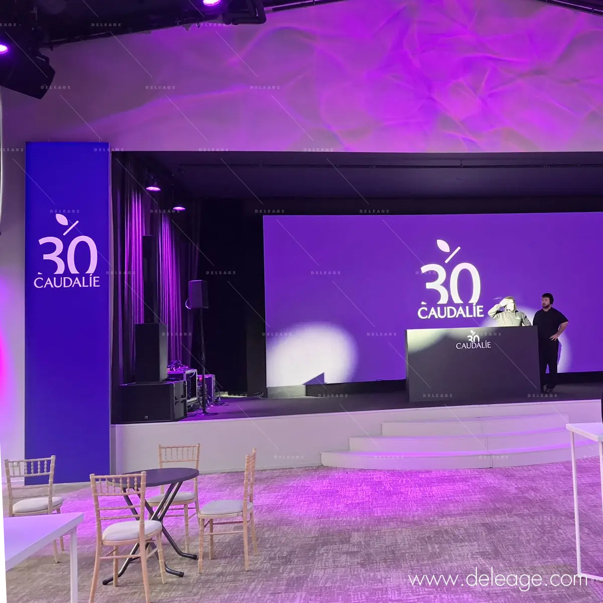 5-amenagement-scene-cabine-dj-t3-black Scène événementielle avec cabine DJ en T3 Black et kakémonos de scène.