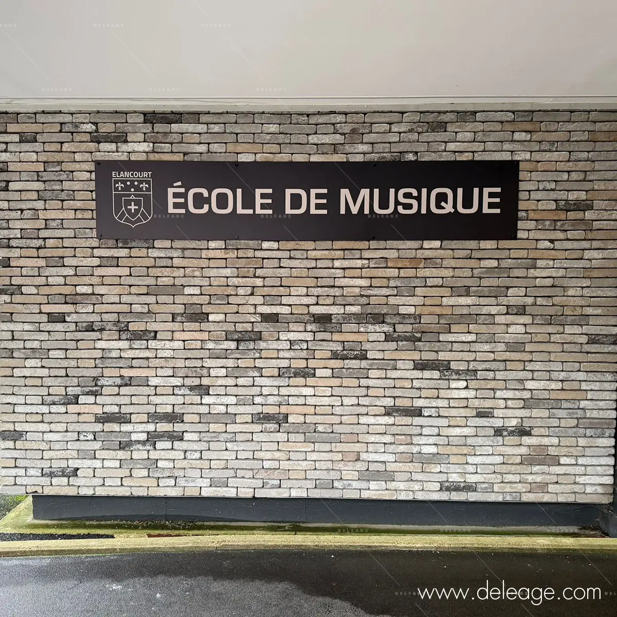 5-details-lettrage-decoupe-relief Détail du lettrage découpé et du logo de la ville d'Élancourt sur plaque Dibond.