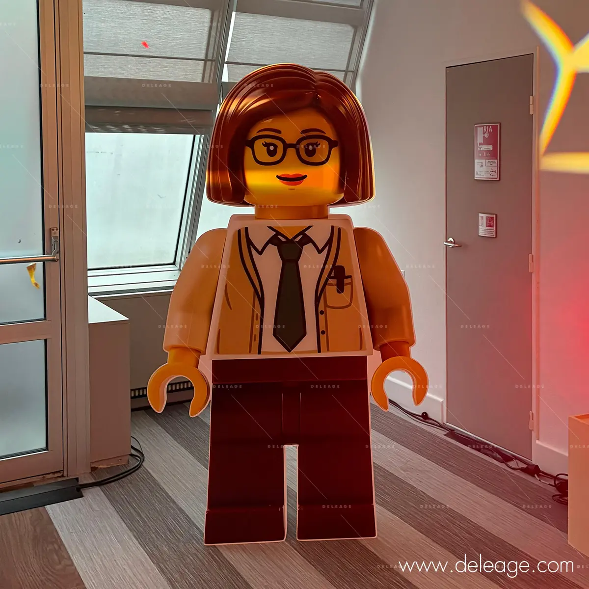 6-personnage-lego-geant-com10-decoration Gros plan sur une silhouette de personnage LEGO féminin rigide.