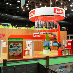 Signalétique stand Herta au Salon International de l'Agriculture 2026 – vue d'ensemble frontale, bandeau suspendu et habillages imprimés grand format