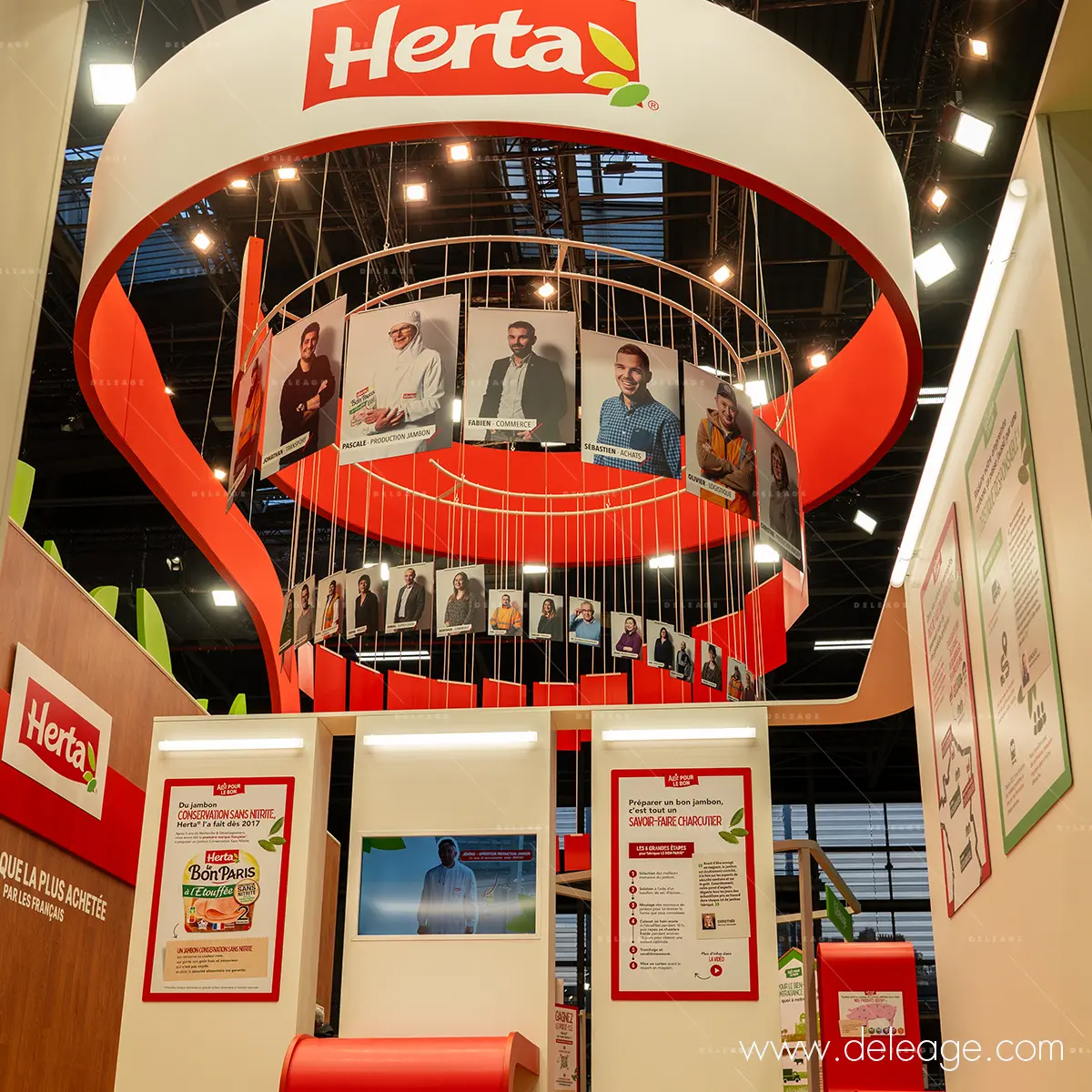 signaletique-stand-herta-sia-2026-vue-interieure-axe-central Intérieur du stand Herta SIA 2026 – signalétique axe central, galerie portraits suspendue et panneaux produits Bon Paris, impression grand format