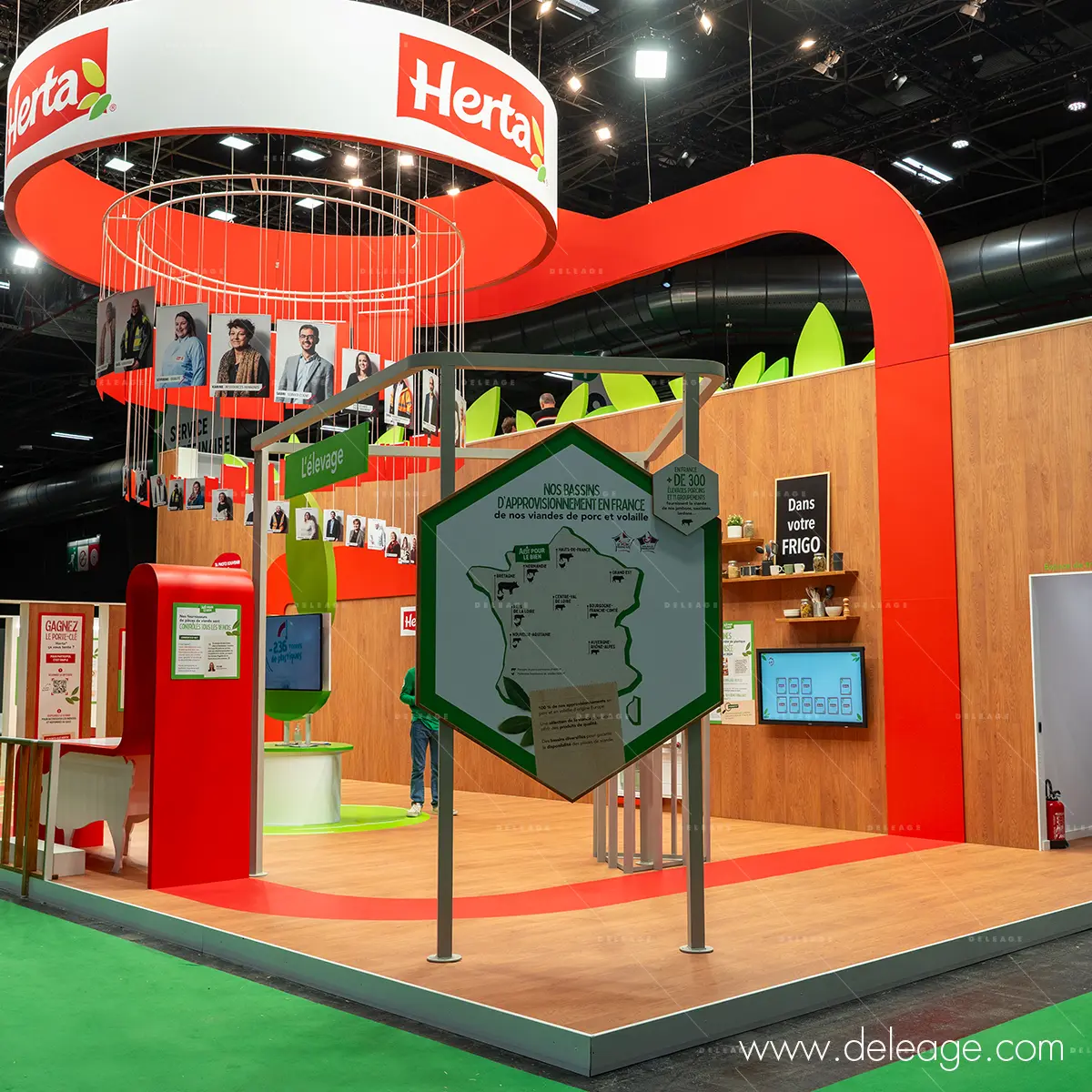 signaletique-stand-herta-sia-2026-vue-laterale-signaletique-zone Stand Herta SIA 2026 – vue latérale, signalétique de zone, panneaux directionnels et structure bois imprimée produits par Deleage