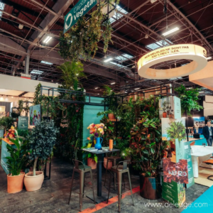 Stand événementiel sur mesure Captain Végétal – vue d'ensemble salon Workspace 2026, structure suspendue et mur végétal