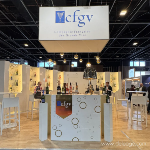 Signalétique stand salon – stand CFGV et bandeau suspendu grand format, Wines Paris 2026