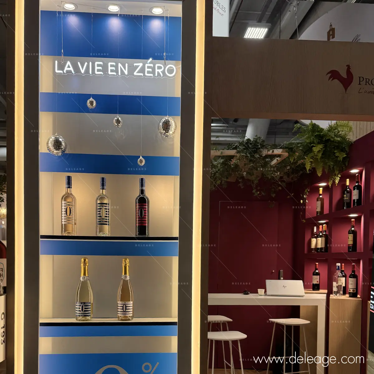 3-signaletique-stand-vitrine-retro-eclairee-wines-paris-2026 Signalétique stand salon – vitrine rétroéclairée et toile imprimée, Wines Paris 2026