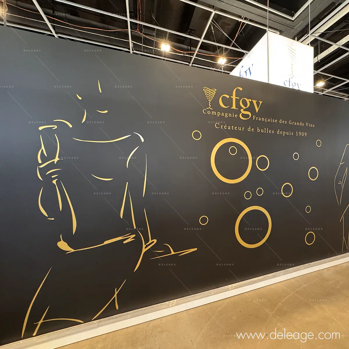 4-habillage-mural-vinyle-stand-salon-wines-paris-2026 Habillage mural vinyle noir et or – pose signalétique événementielle salon Wines Paris 2026