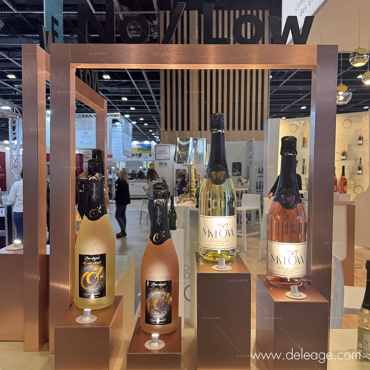 6-signaletique-stand-salon-structure-cuivree-wines-paris Signalétique stand salon professionnel – structure covering cuivré, Wines Paris 2026